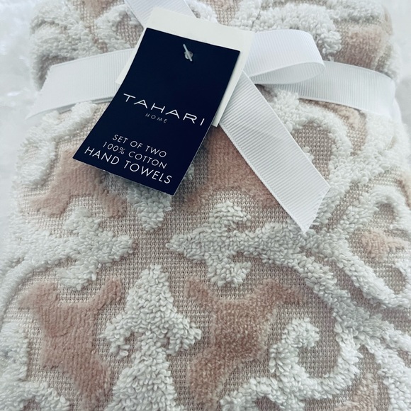 TAHARI Blush Pink Fleur De Lis Textured Hand Towels~Set Of 2~ Gorgeous~NWT - Picture 3 of 5